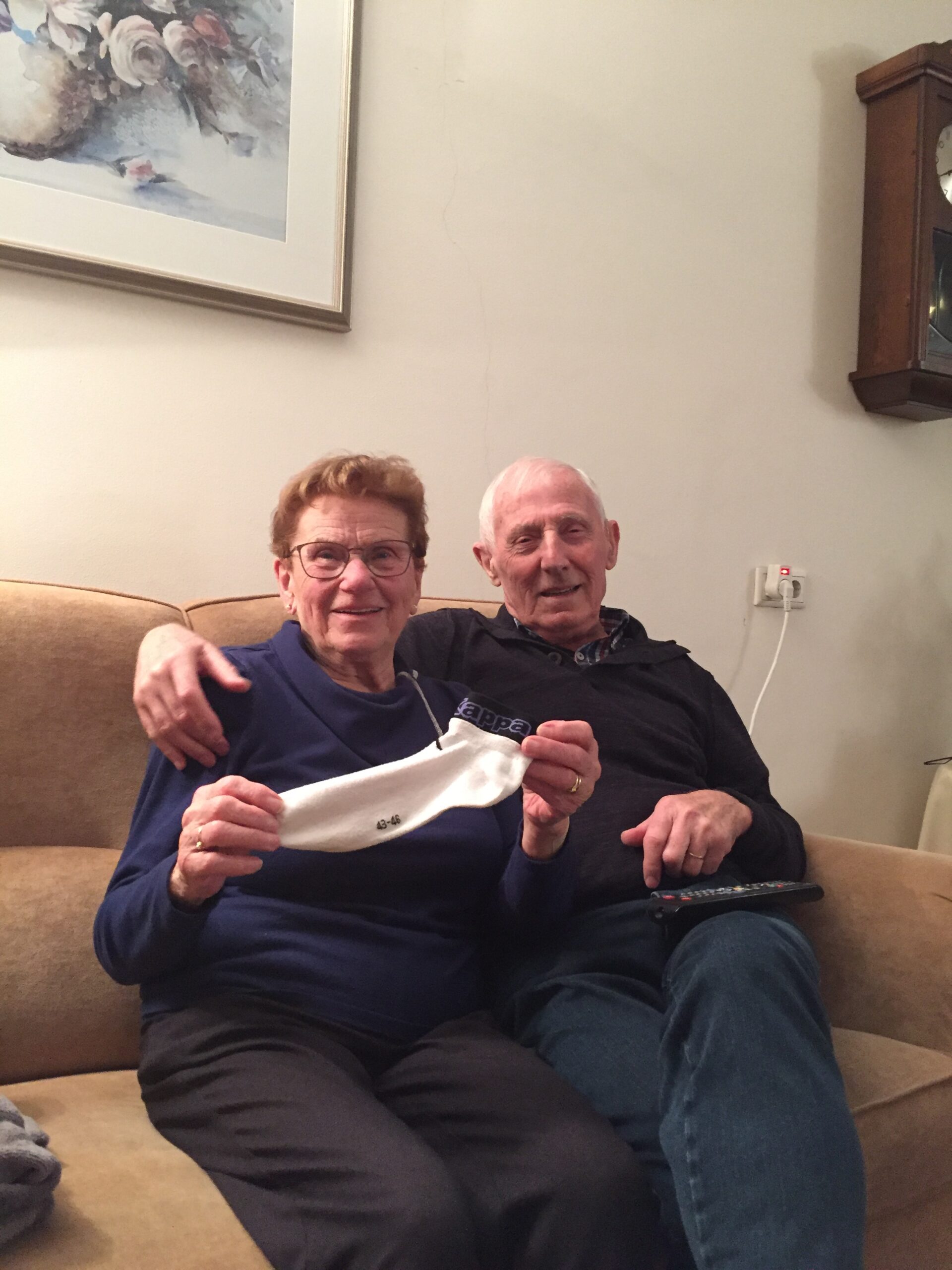 s' werelds eerste prototype sok met onderbroekenband met oma en opa