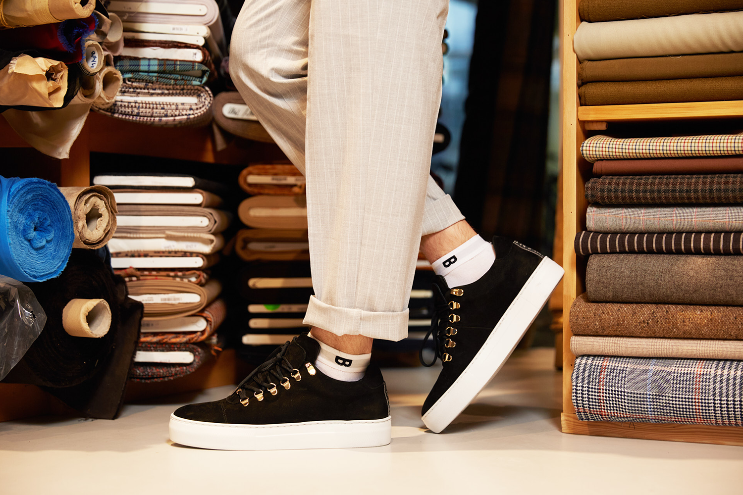 Plan-B Origin sokken gedragen bij zwarte nette sneaker in kleermakerszaak