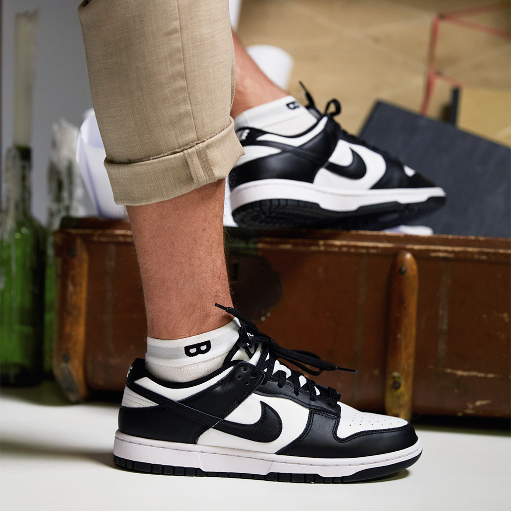 orgin sokken gedragen bij zwart-witte Nike sneaker