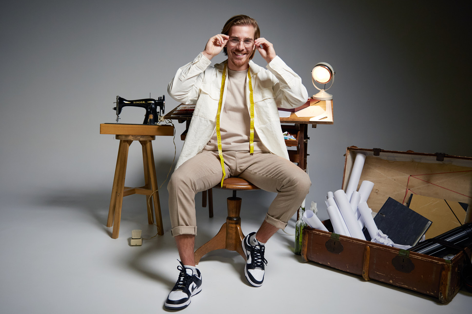 Servaas Steenbergen als ontwerper van de sokken met onderbroekenband, gefotografeerd in zijn studio.